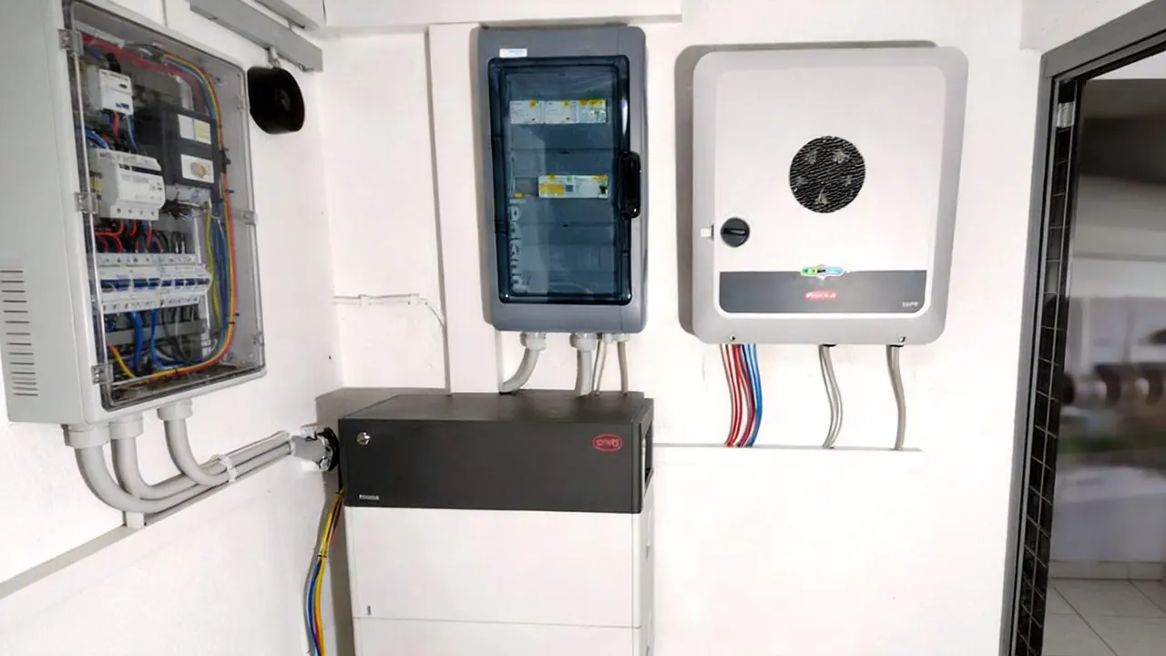 Notstrom-Lösung — Sicherungskasten, Inselverteiler, Hybrid-Wechselrichter mit Inselschalter und Speicher als Komplett-Konfiguration